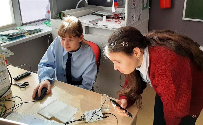Занятие кружка «Исследователи природы» на тему «Влияние почв на урожайность и внешний вид растений» Занятие кружка «Исследователи природы» на тему «Влияние почв на урожайность и внешний вид растений».