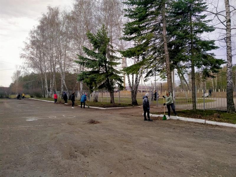 11 марта в нашей школе прошел традиционный весенний субботник по уборке пришкольной территории, в котором приняли участие учащиеся и весь персонал школы..
