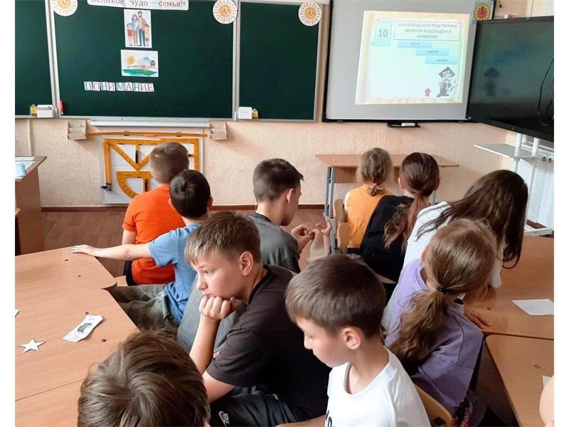 Праздничная программа  «Великое чудо — семья».